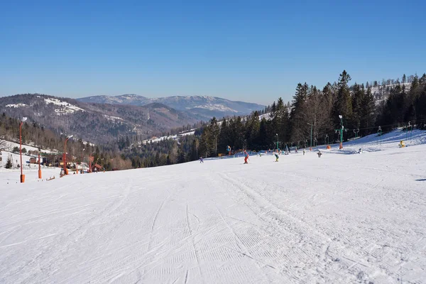 位于波兰Szczyrk镇的Ski度假胜地 2022年三月寒冷阳光明媚的冬日 天空晴朗 — 图库照片