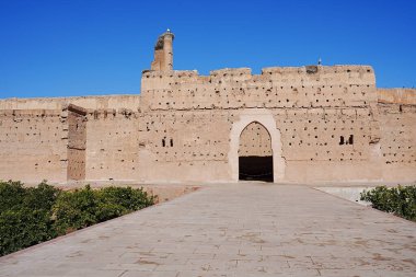 Fas 'ın Marakeş şehrinde leylek yuvalı El Badi Sarayı girişi, 2023' ün soğuk ve güneşli kış günü açık mavi gökyüzü..