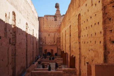 Fas 'ın Marakeş şehrinde leyleklerin yuva yaptığı El Badi Sarayı' nın enkazı 2023 'ün soğuk ve güneşli kış gününde açık mavi gökyüzü..