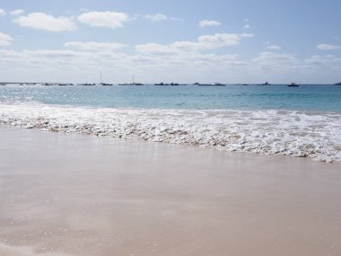 Cape Verde 'de Sal Adası' ndaki Afrika Santa Maria kasabasındaki güzellik kumsalı, 2019 'da açık mavi gökyüzü Nisan ayında güneşli bir bahar günü..