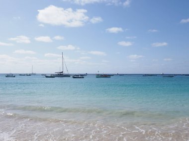 Cape Verde 'deki Sal Adası' ndaki Afrika Santa Maria kasabasında balıkçı tekneleri, 2019 'da açık mavi gökyüzü Nisan ayında güneşli bir bahar günü.