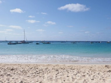 Cape Verde 'de Sal Adası' ndaki Afrika Santa Maria kasabasında tekneler açık mavi gökyüzü 2019 'da güneşli bir bahar günü nisan ayında..