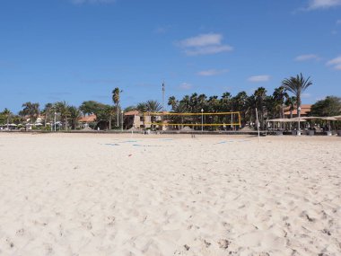 Afrika Noel Baba 'sının kumlu sahillerindeki voleybol sahası Cape Verde' deki Sal Adası 'ndaki MARIA kasabası, 2019' da güneşli bir bahar gününde açık mavi gökyüzü..