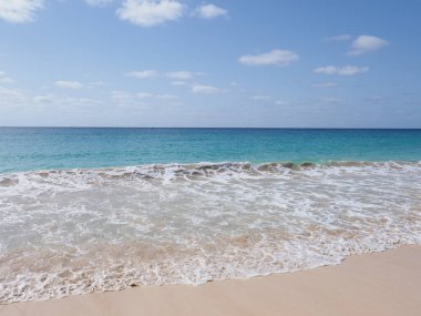 Afrika 'nın Santa Maria şehrindeki güzel plaj Cape Verde' deki Sal Adası 'nda, 2019' da açık mavi gökyüzü nisan ayında güneşli bir bahar günü.