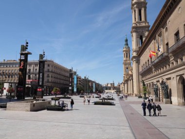 Belediye binasının önü, katedral... Avrupa 'nın Saragossa kenti Aragon' daki Pillar leydimiz, açık mavi gökyüzü, 2019 eylül ayının güneşli yaz günü..