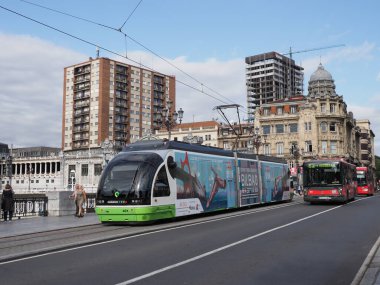 BILBAO, İspanya - 6 Eylül 2019: Biscay ilindeki Avrupa şehri, ılık güneşli yaz gününde açık mavi gökyüzü.