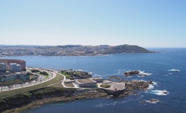 İspanya 'nın Galiçya bölgesindeki A Coruna şehri, 2019' da güneşli bir yaz gününde berrak mavi gökyüzü..