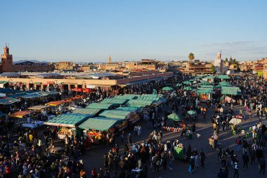 MARRAKESH, MOROCCO - 28 HAZİRAN 2023: Afrika şehrindeki Djemaa el-Fnaa, ılık güneşli kış gününde açık mavi gökyüzü.