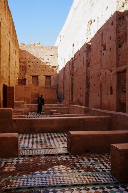 El Badi Sarayı 'nın zeminindeki mozaikler Fas' ın Marakeş şehrinde açık mavi gökyüzü 2023 Ocak ayının güneşli ve dikey kış günüdür.