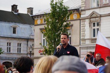 BIELSKO-BIALA, POLAND - 7 Ekim 2023: Varşova Belediye Başkanı Rafal Trzaskowski Polonya parlamento seçimlerinde Sivil Koalisyon için kampanya yürütüyor.