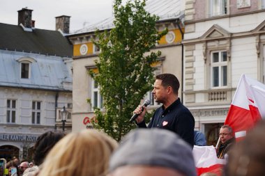 BIELSKO-BIALA, POLAND - 7 Ekim 2023: Varşova Belediye Başkanı Rafal Trzaskowski Polonya parlamento seçimlerinde halka seslendi.