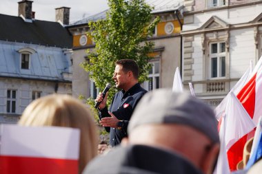 BIELSKO-BIALA, POLAND - 7 Ekim 2023: Polonya parlamento seçimlerinde konuşan Varşova Belediye Başkanı Rafal Trzaskowski.