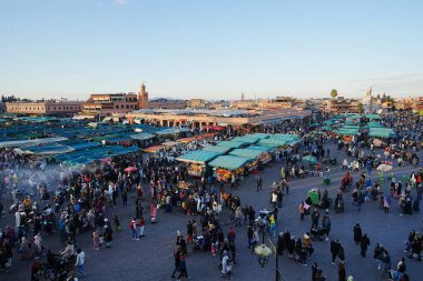MARRAKESH, MOROCCO - 28 HAZİRAN 2023: Afrika şehrindeki Djemaa el-Fnaa 'ya bakın, ılık güneşli kış gününde açık mavi gökyüzü.