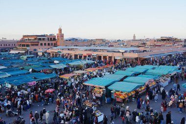 MARRAKESH, MOROCCO - 28 HAZİRAN 2023: Afrika şehrinde Jemaa el-Fnaa 'da alışveriş, ılık güneşli kış gününde açık mavi gökyüzü.