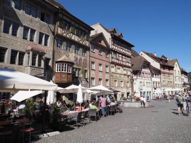 STEIN am RHEIN, SWitzERLAND - 12 Ağustos 2018: Schaffhausen kantonundaki ortaçağ Avrupa kenti, ılık güneşli yaz gününde açık mavi gökyüzü.