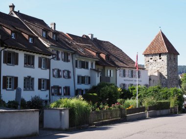 STEIN am RHEIN, AĞUSTOS 2018: Avrupa 'nın Schaffhausen kentindeki ortaçağ kulesiyle sınır, güneşli yaz gününde açık mavi gökyüzü.