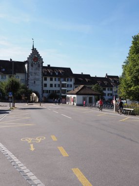İsviçre 'nin Schaffhausen kentindeki Avrupa Stein am Rhein kasabasındaki Untertor kapısına, Ağustos' un 2018 'inde sıcak ve güneşli bir yaz gününde mavi gökyüzüne bakın.