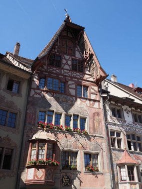 STEIN AM RHEIN, SWitzERLAND - 12 AĞUSTOS 2018: Schaffhausen 'deki Avrupa köyünde sanatsal evler, ılık güneşli yaz gününde açık mavi gökyüzü -