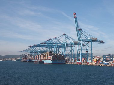 ALGECIRAS, İspanya - 4 Nisan 2019: Cadiz 'deki Avrupa şehrinin limanında konteynırlar, güneşli yaz gününde açık mavi gökyüzü.