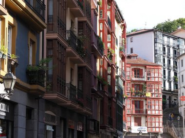 BILBAO, İSPAIN - 6 Eylül 2019: Biscay 'da Avrupa şehrindeki pitoresk evler, güneşli yaz gününde açık mavi gökyüzü.