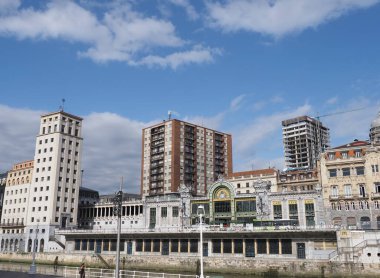BILBAO, İspanya - 6 Eylül 2019: Biscay ilindeki Avrupa tren istasyonu, güneşli yaz gününde açık mavi gökyüzü.