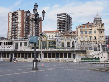 BILBAO, İspanya - 6 Eylül 2019: Avrupa 'nın Biscay ilindeki tarihi meydan, ılık güneşli yaz gününde açık mavi gökyüzü.