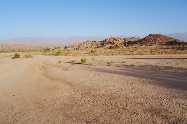 Tiznit 'in Afrika Tafraout kenti yakınlarındaki çölde sanatsal kayalar, Fas' ta Souss-Massa açık mavi gökyüzü Ocak 2023 'te güneşli kış günü