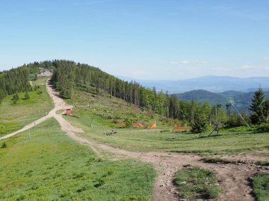 Polonya 'nın Avrupa Bielsko-Biala kenti yakınlarındaki Silesian Beskids' da Klimczok Dağı 'ndaki yollar 1117 metre, Mayıs' ın güneşli bahar günü 2018 'de açık mavi gökyüzü.