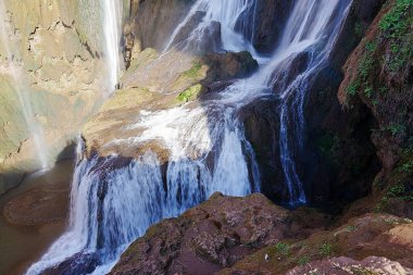 2023 'te Fas' ın Azilal iline Ouzoud Üssü düştü. Ocak ayında sıcak ve güneşli bir kış günü..