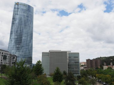 BILBAO, SPAIN - 6 Eylül 2019: Iberdrola Kulesi, Avrupa 'da Biscay' da modern binalar, ılık güneşli yaz gününde bulutlu mavi gökyüzü.