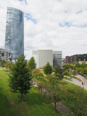 BILBAO, SPAIN - 6 Eylül 2019: Iberdrola kulesi ve modern binalar, Avrupa 'nın Biscay kenti, ılık güneşli yaz gününde bulutlu mavi gökyüzü - dikey
