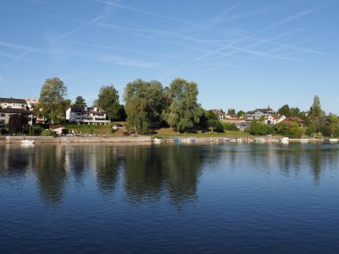 Ren Nehri, Avrupa STEIN AM RHEIN kasabası Schaffhausen, SWitzERLAND, temiz mavi gökyüzü 2018 'de güneşli bir yaz günü.