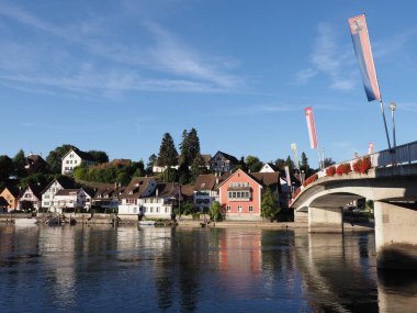 Avrupa STEIN am RHEIN kasabasında Ren Nehri üzerinde köprü manzarası, SWitzERLAND 'da Schaffhausen, 2018' de açık mavi gökyüzü sıcak yaz günü Ağustos 'ta.