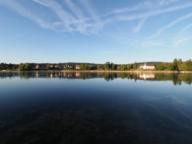 Ren Nehri 'nin Avrupa' daki manzarası STEIN AM RHEIN kasabası SWitzERLAND, Schaffhausen kantonu, açık mavi gökyüzü 2018 'de güneşli bir yaz günü.