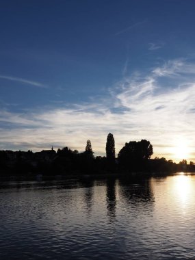 Ren Nehri 'nin üzerinde Avrupa Stein am Rhein yakınlarında, İsviçre' de Schaffhausen kantonu, Ağustos 'ta 2018' de sıcak yaz akşamı bulutlu gökyüzü - dikey