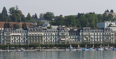 LUCERNE, SWitzERLAND - 6 Ağustos 2018: Avrupa 'daki ulusal otel binası, ılık güneşli yaz gününde açık mavi gökyüzü.