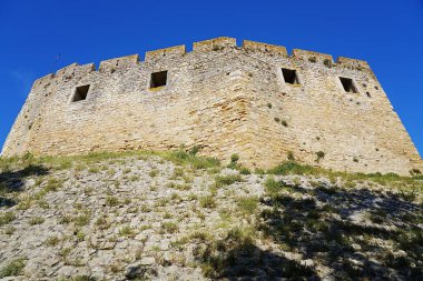 PORTUGAL 'in Santarem ilçesindeki Avrupa TOMAR şehrinde İsa' nın kalesi, 2022 'nin güneşli bahar gününde açık mavi gökyüzü.