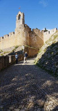 PORTUGAL 'ın Santarem ilçesindeki Avrupa TOMAR şehrinde İsa' nın manastırına giden yol, 2022 'de açık mavi gökyüzü Mayıs ayında güneşli bir bahar günü- dikey