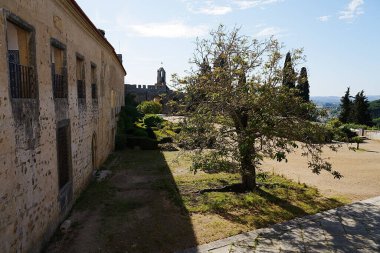 PORTUGAL 'ın Santarem ilçesindeki Avrupa TOMAR şehrinde İsa' nın manastırı dışında, 2022 'de güneşli bir bahar günü açık mavi gökyüzü.