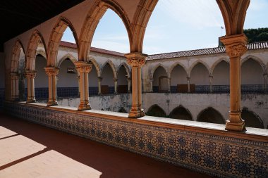 PORTUGAL 'in Santarem ilçesindeki Avrupa TOMAR şehrindeki İsa Manastırı manastırı 2022' nin güneşli bahar gününde açık mavi gökyüzü.