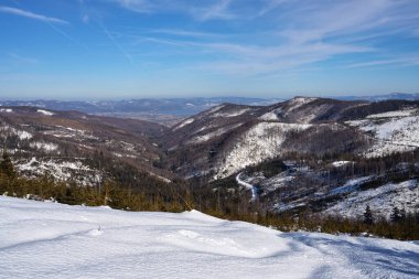 Polonya 'da Avrupa Bialy Krzyz yakınlarındaki Silezya Beskid' deki manzara vadisi, 2022 'de açık mavi gökyüzü soğuk güneşli kış günü.