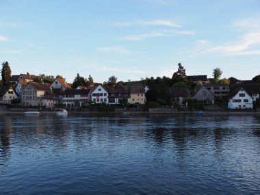Ren Nehri, Avrupa STEIN AM RHEIN kasabası Schaffhausen, SWitzERLAND, temiz mavi gökyüzü 2018 'de güneşli bir yaz günü.