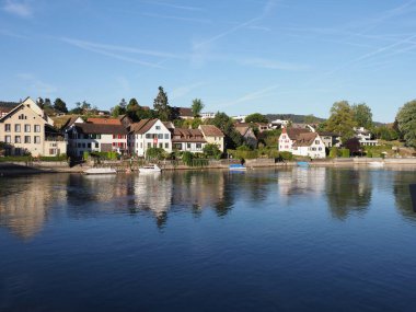 Avrupa STEIN AM RHEIN kasabası Rhine Nehri 'ndeki malikaneler SWitzERLAND, Canton Schaffhausen, açık mavi gökyüzü 2018' de güneşli bir yaz günü.