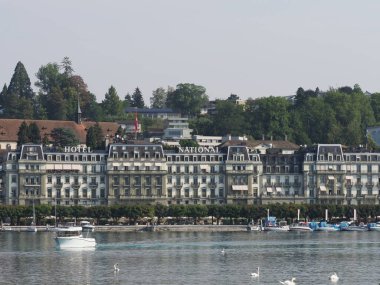 LUCERNE, SWitzERLAND - 6 AĞUSTOS 2018: Sıcak güneşli yaz gününde Avrupa 'da temsilci otel.