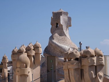 BARCELONA, İspanya - 9 Eylül 2019: Avrupa 'nın Katalonya bölgesindeki çatı katı bacalar, ılık güneşli yaz gününde açık mavi gökyüzü.