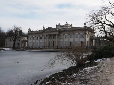 Polonya 'nın başkenti Varşova' da, Avrupa 'nın başkenti Varşova' daki Hamamlar Parkı 'ndaki göldeki ada, 2019 soğuk kış gününde gökyüzü bulutlu..
