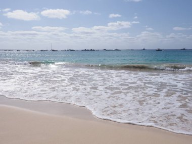 Cape Verde 'de Sal Adası' ndaki Afrika Santa Maria kasabasında deniz köpüğü, 2019 'da açık mavi gökyüzü Nisan ayında güneşli bahar günü..