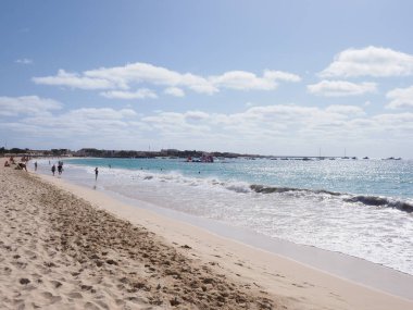 Cape Verde 'deki Sal Adası' ndaki Afrika Santa Maria kasabasında deniz kenarında, 2019 'da açık mavi gökyüzü nisan ayında güneşli bahar günüdür..