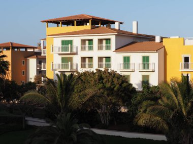 Cape Verde 'deki Sal Adası' ndaki Afrika Santa Maria kasabasında konut alanı, 2019 'da açık mavi gökyüzü Nisan ayında güneşli bahar günü.