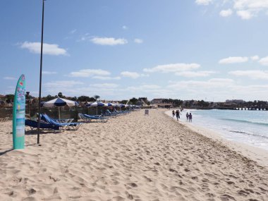 Cape Verde 'deki Sal Adası' ndaki Afrika Santa Maria kasabasındaki plaja bakın. 2019 'da açık mavi gökyüzü nisan ayında güneşli bir ilkbahar günüdür..